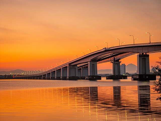 夕日に染まる琵琶湖大橋