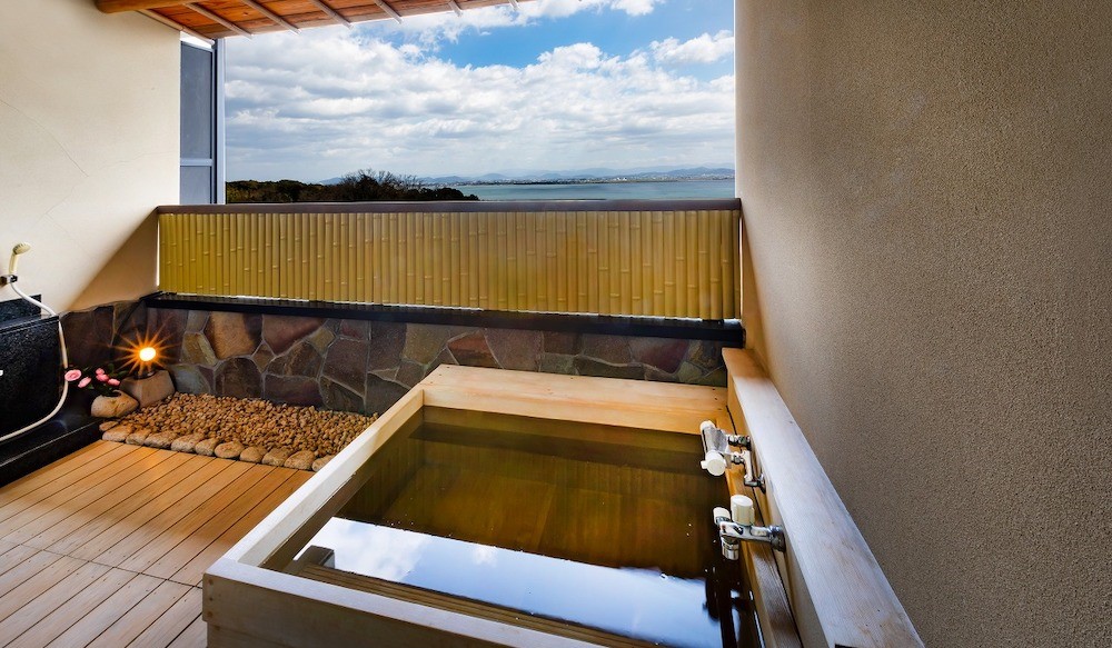 掘りごたつのある語らいの間、広々としたびわ湖を眺める露天風呂