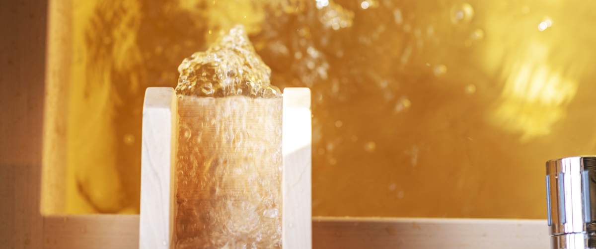 木のしつらえが癒しを誘う露天風呂