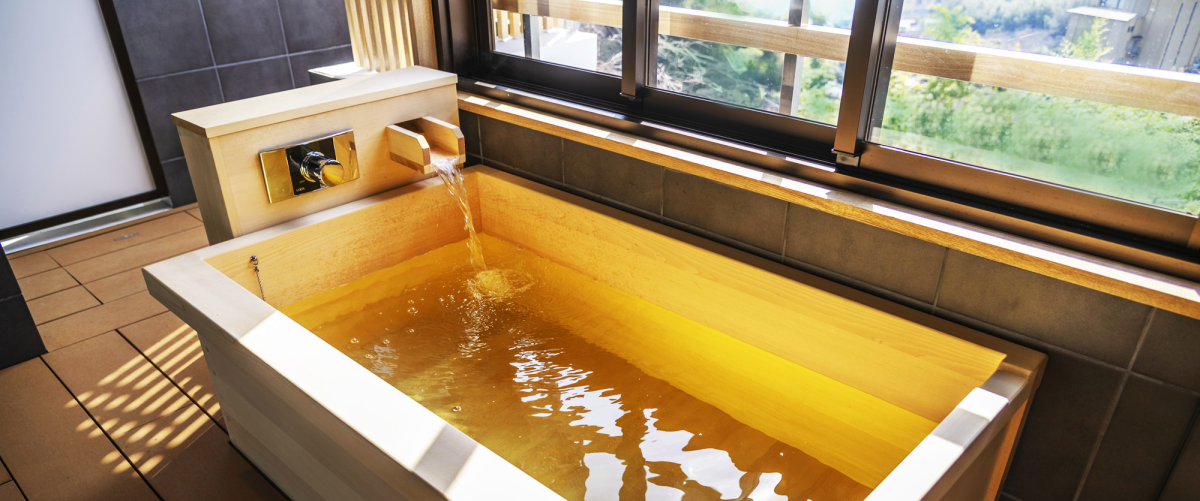 木のしつらえが癒しを誘う露天風呂