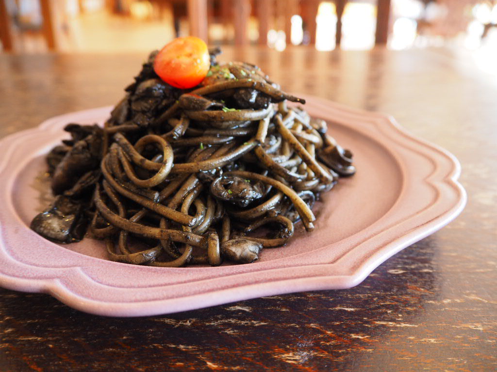 光る君へ創作メニュー 平安美人お歯黒イカ墨パスタ