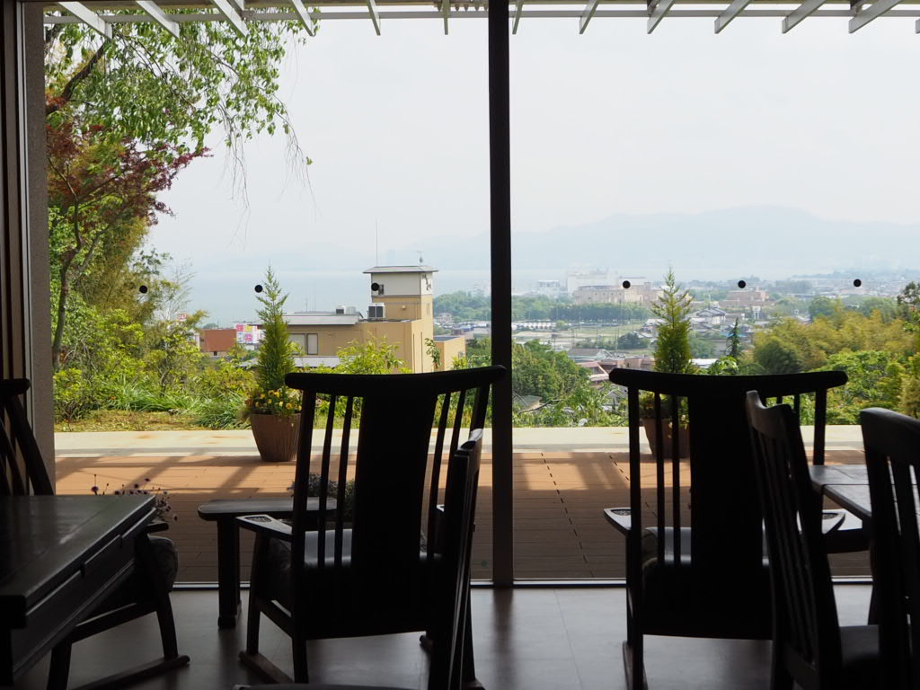 雄山荘のカフェ琵琶湖ビューの席