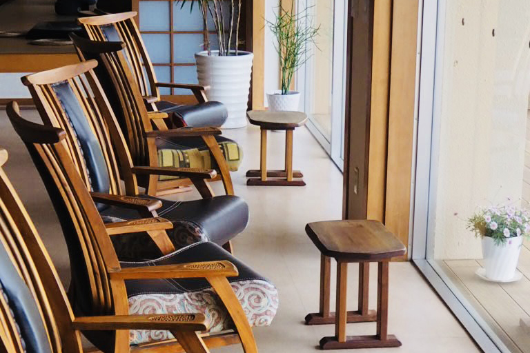 おごと温泉雄山荘の喫茶景色の良いソファ席