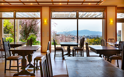 四季折々の景色を楽しみながら、ドリンクやオリジナルアイスクリーム、パンとスープの軽食セットなどお召し上がりいただけます。喫茶「梅桃(ゆすらうめ)」