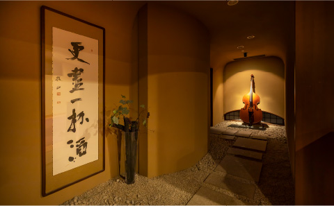 JAZZ の流れる空間で地ワインをはじめ様々なお酒が楽しめます。