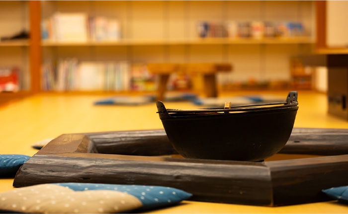 近江昔話らいぶらり囲炉裏の間、図書コーナー