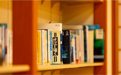 滋賀県にはたくさんのおもしろい民話が語り継がれています。「近江昔話らいぶらり」