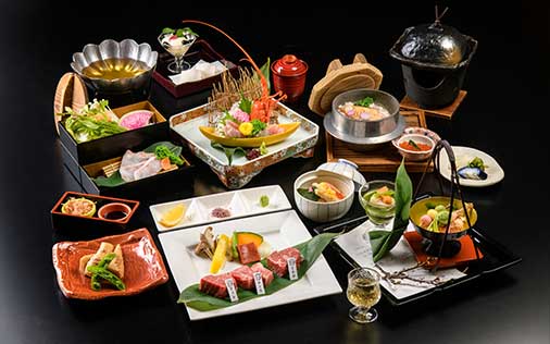 当館の料理人は、ひとつひとつの食材を直接吟味して選別しながら、調理を行っています。