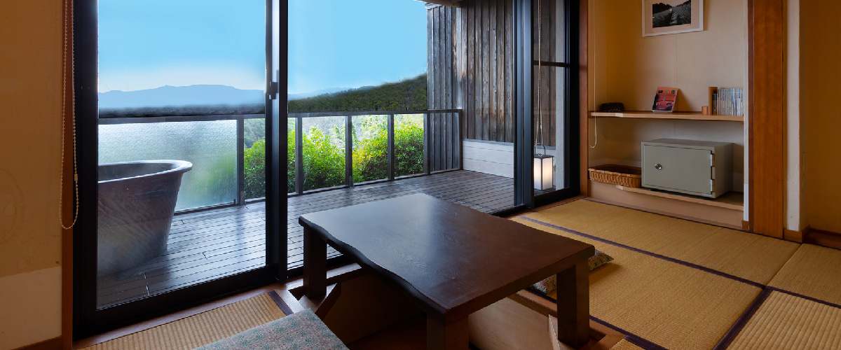 びわ湖（南湖側）に開けた明るい造りのお部屋