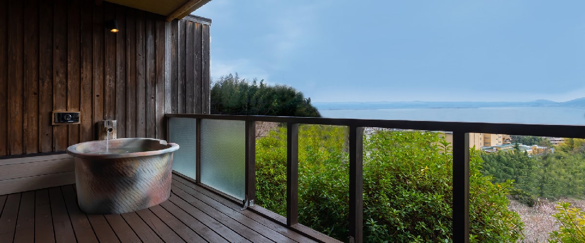 陶器製露天風呂から眼下に広がるびわ湖を望む