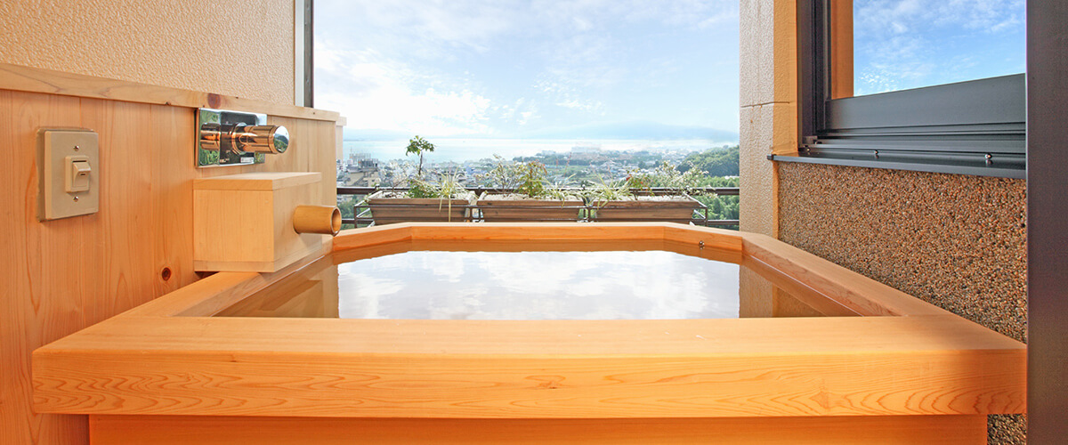 木製露天風呂から眼下に広がるびわ湖を望む