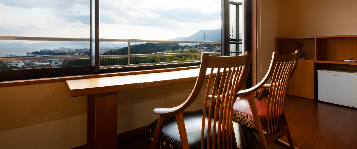 壮大なびわ湖を望む 明るいお部屋