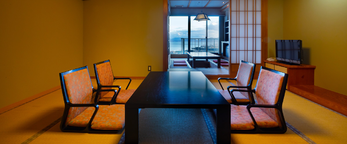 広々とした掘りごたつ式の語らいの間、12.5畳の和室