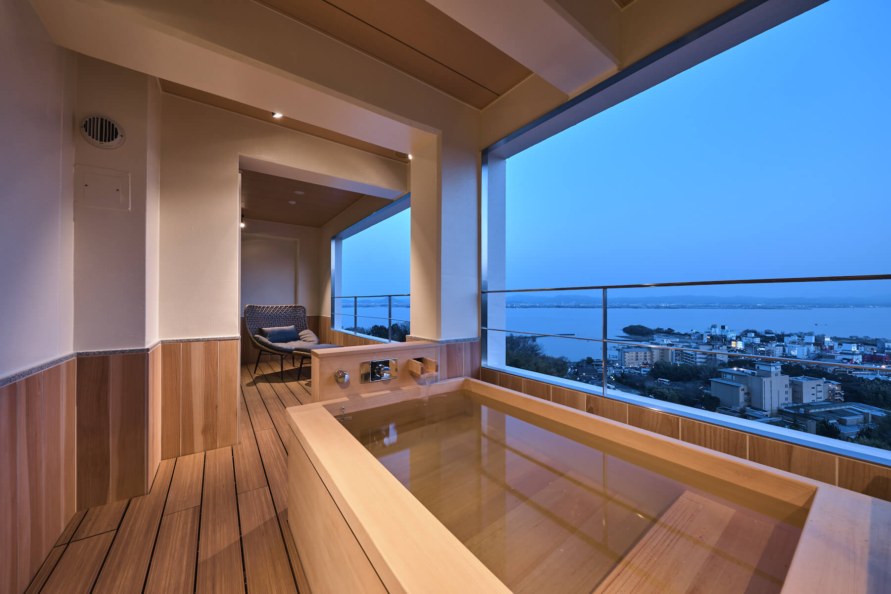 広さと高級感を兼ね備えたしつらえと露天風呂・デッキチェアのあるベランダ