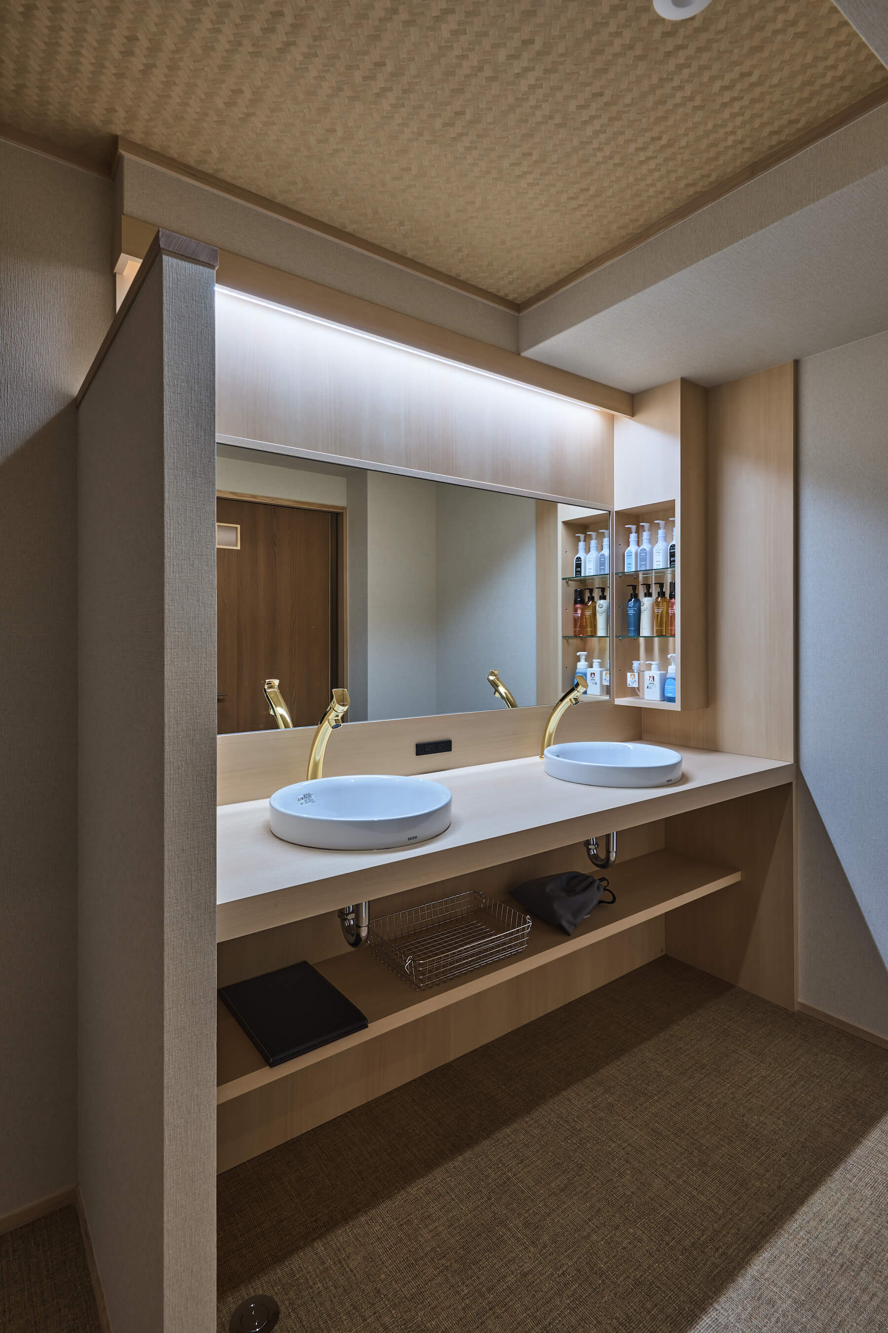 里山スイート SATOYAMA Suiteの洗面台